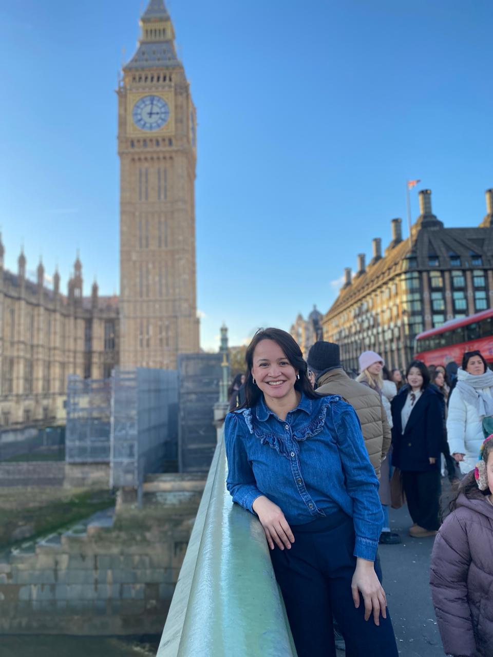 Patricia Holanda sorrindo em Londres, com o Big Ben ao fundo
